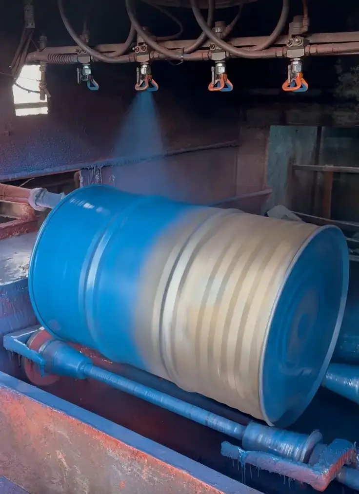 Tambores metálicos 200L recuperados empilhados em armazém industrial